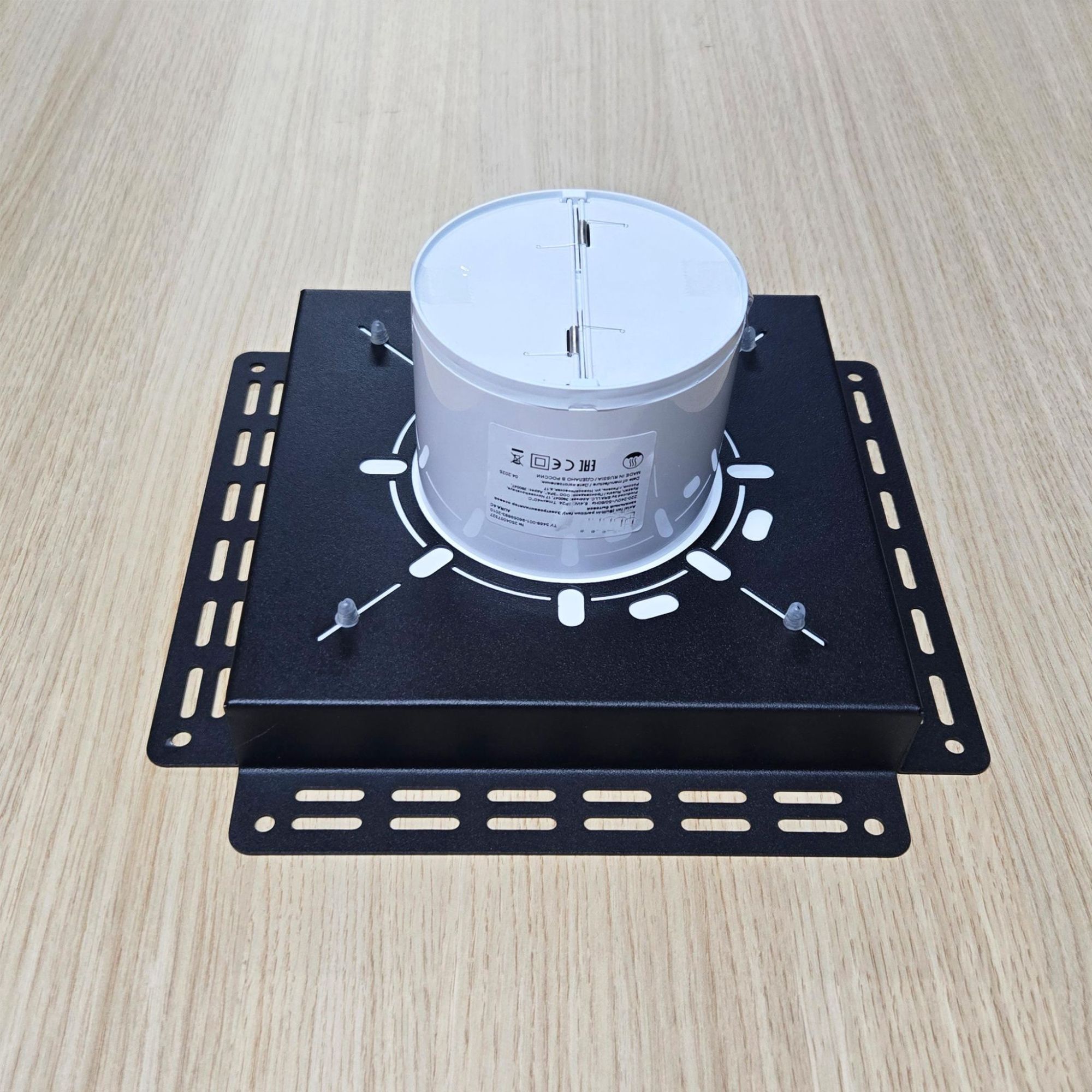 Вентиляционная решетка VRB 200x200 Tile / SLIM 4CMR (черная)